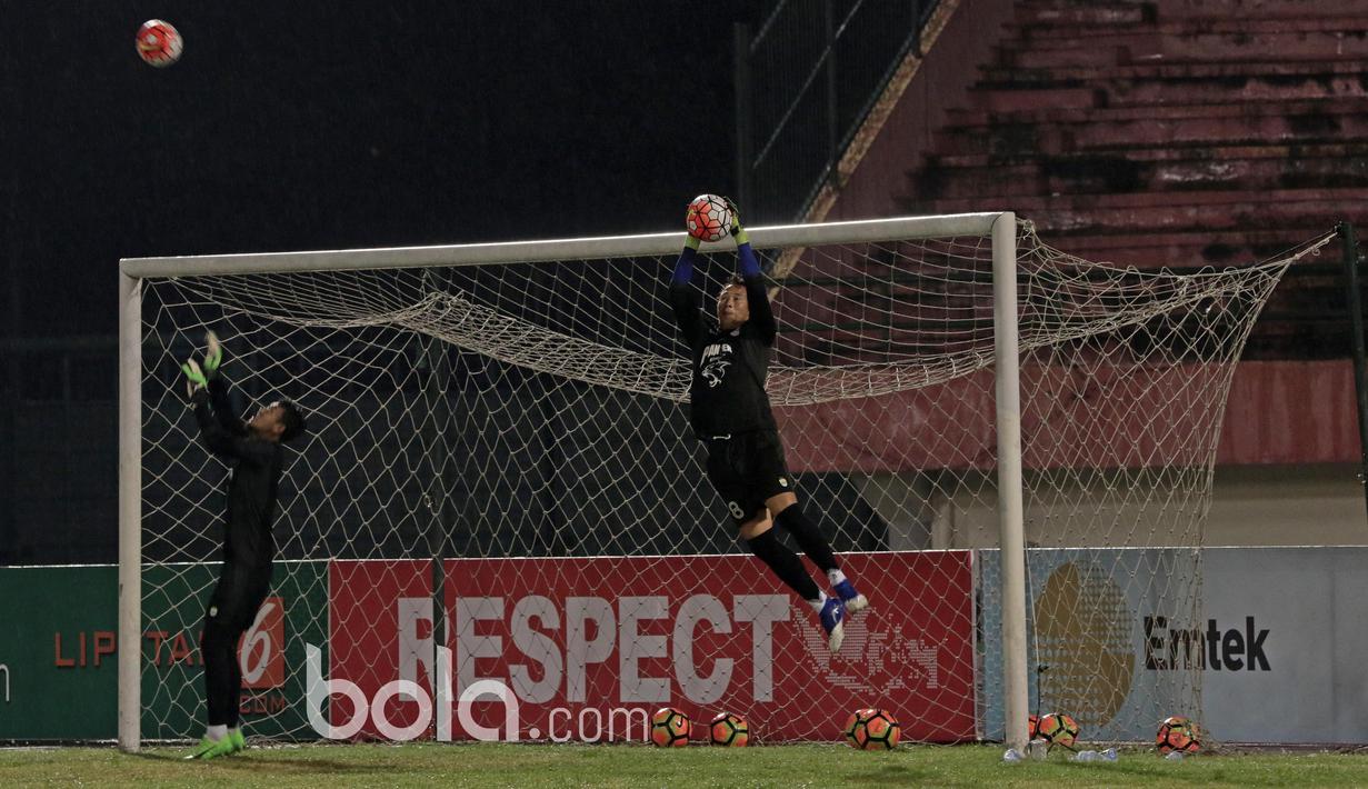 Kiper Persib Bandung, I Made Wirawan menangkap bola pada sesi latihan jelang melawan Mitra Kukar pada babak 8 besar Piala Presiden 2017 di Stadion Manahan, Solo, Jumat (24/2/2017). (Bola.com/Nicklas Hanoatubun)