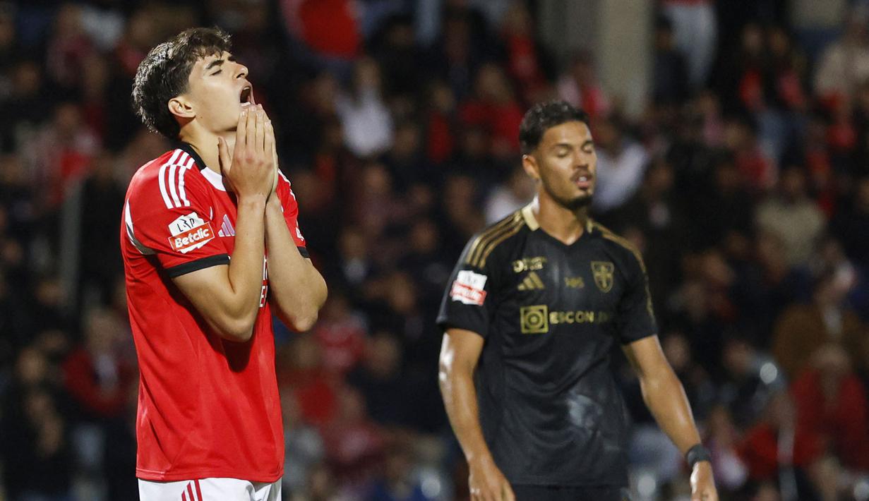 Benfica tak mampu menambah gol hingga akhir laga dan membuat skor 1-1 bertahan hingga wasit meniup peluit tanda akhir pertandingan. (AFP/Filipe Amorim)