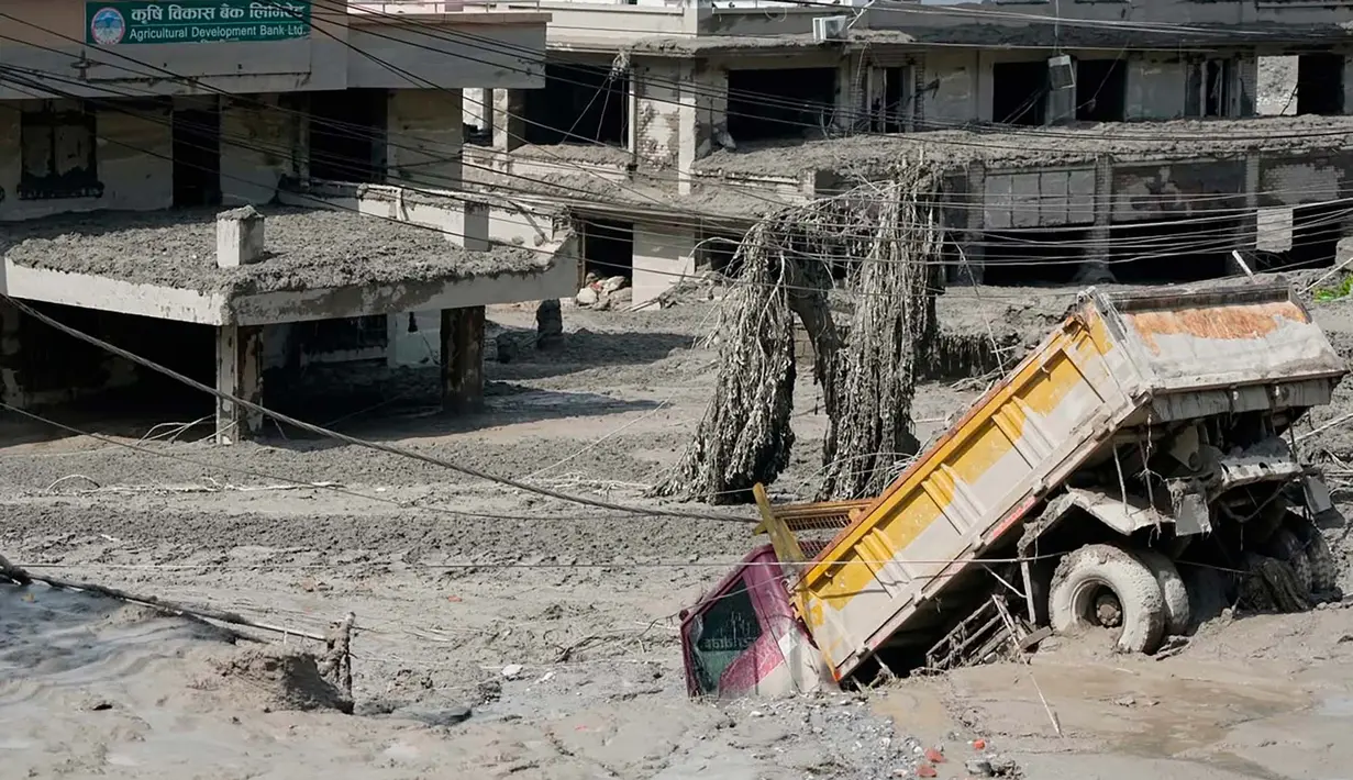 Rumah dan kendaraan yang rusak terlihat pasca-banjir bandang di sepanjang Sungai Trishuli di distrik Nuwakot, Nepal, Rabu, 26 Agustus 2026. (Foto AP/Niranjan Shrestha)
