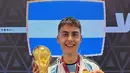 Dybala turut membawa pulang jaring gawang sebagai kenang-kenangan. Ia sangat senang dengan gelar jadi juara Piala Dunia 2022. Torehan gemilang Dybala ini membuat banyak fansnya kian terkesima dengannya. Terlebih kini Dybala mulai berhasil ambil hati para netizen cewek di Indonesia. (Liputan6.com/IG/paulodybala)