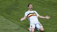 Hazard melakukan selebrasi usai cetak gol (Reuters)