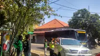 Komunitas pengemudi online bantu polisi amankan penutupan jalan akses ke Mapolrestabes Surabaya (Liputan6.com/Dhimas Prasaja)