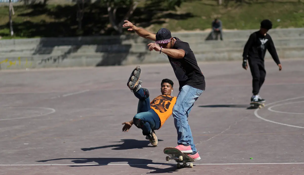 Remaja Palestina, Mohammad Al-Sawalhe dan Mustafa Sarhan mempraktekkan keterampilan rollerblade dan skating di sebuah pelabuhan di Gaza, 10 Maret 2019. Mengambil nama Gaza skate team, kelompok beranggotakan 20 remaja itu menggelar latihan mingguan yang dipandu dua pelatih. (REUTERS/Mohammed Salem)