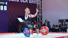 Reaksi Atlet angkat besi (lifter) Indonesia, Eko Yuli Irawan saat bertanding di nomor angkat besi 61kg putra dalam Pesta Olahraga Asia Tenggara (SEA Games) ke-32 di Phnom Penh pada 13 Mei 2023. (AFP/Mohd Rasfan)