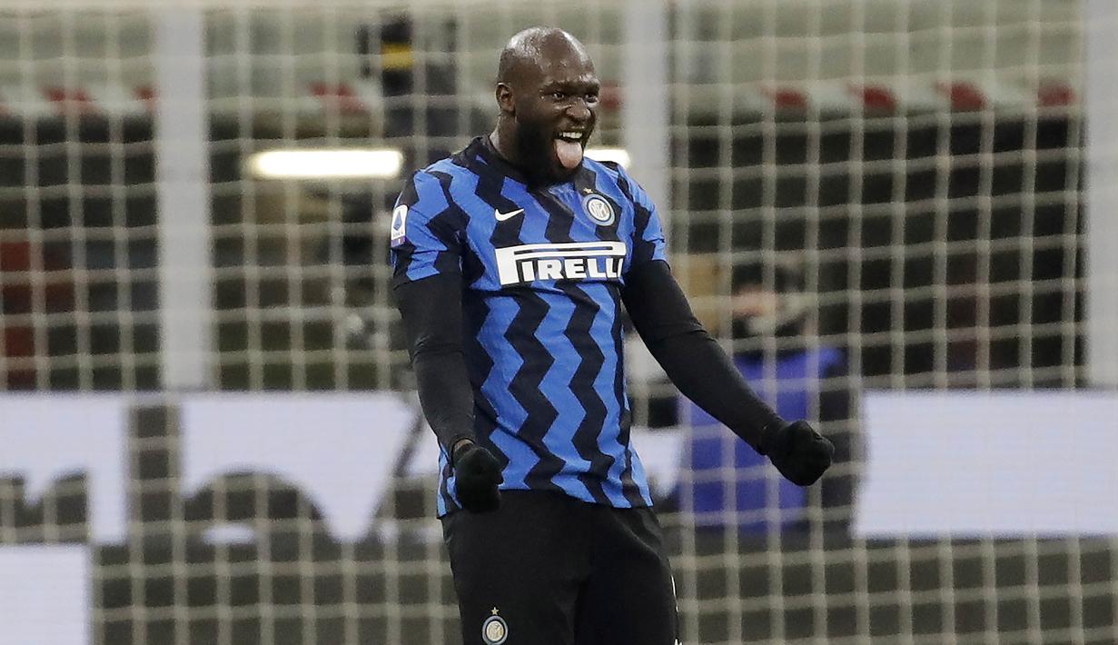 Romelu Lukaku - Pemain bernomor punggung sembilan ini merapat ke Giuseppe Meazza dengan biaya 74 juta euro. Bersama Inter Milan Lukaku menjelma menjadi predator garang di pentas Serie A dan sukses membawa Nerazzurri meraih Scudetto. (AP/Luca Bruno)