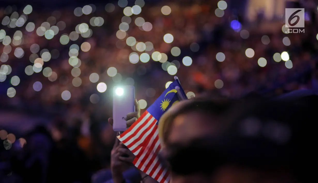 Masyarakat Malaysia menyaksikan penutupan SEA Games 2017 di Stadion Bukit Jalil, Malaysia, Rabu (30/8). Pesta olahraga negara-negara di Asia Tenggara resmi ditutup dan SEA Games selanjutnya akan digelar di Filipina pada 2019. (Liputan6.com/Faizal Fanani)