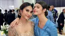Azizah mengajak Maria Theodore sebagai bridesmaidnya. Maria pun terlihat cantik dengan busana biru yang dikenakannya. Momen pernikahan Azizah Salsha pun berhasil bikin haru Maria yang mendampinginya. (Liputan6.com/IG/mariatheodoree)