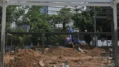 Pekerja mengerjakan kerangka bangunan proyek IRTI Monas, Jakarta, (30/8/14). (Liputan6.com/Johan Tallo)