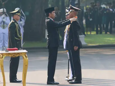 Presiden Jokowi menyematkan tanda pangkat di pundak empat orang Perwira Remaja yang mendapat penghargaan Adhi Makayasa pada upacara pelantikan Prasetya Perwira Remaja (Praspa) 2017 di Istana Merdeka, Selasa (25/7). (Liputan6.com/Angga Yuniar)