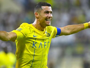 Kehadiran Cristiano Ronaldo meramaikan Liga Arab Saudi sejak musim lalu ternyata ampuh menjadi magnet untuk menyedot hijrahnya beberapa pesepak bola top hingga saat ini. Termasuk CR-7, Saudi Pro League saat ini tengah diramaikan dengan hadirnya 5 pesepak bola berstatus top skor bersama timnas. Siapa saja mereka? Simak uraiannya berikut ini. (AFP/Ali Al-Haji)
