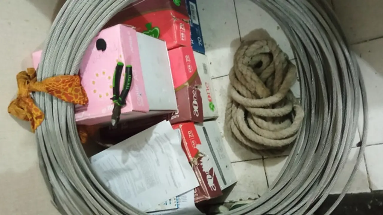 Barang bukti pencurian kabel di markas TNI Angkatan Darat di Pekanbaru.