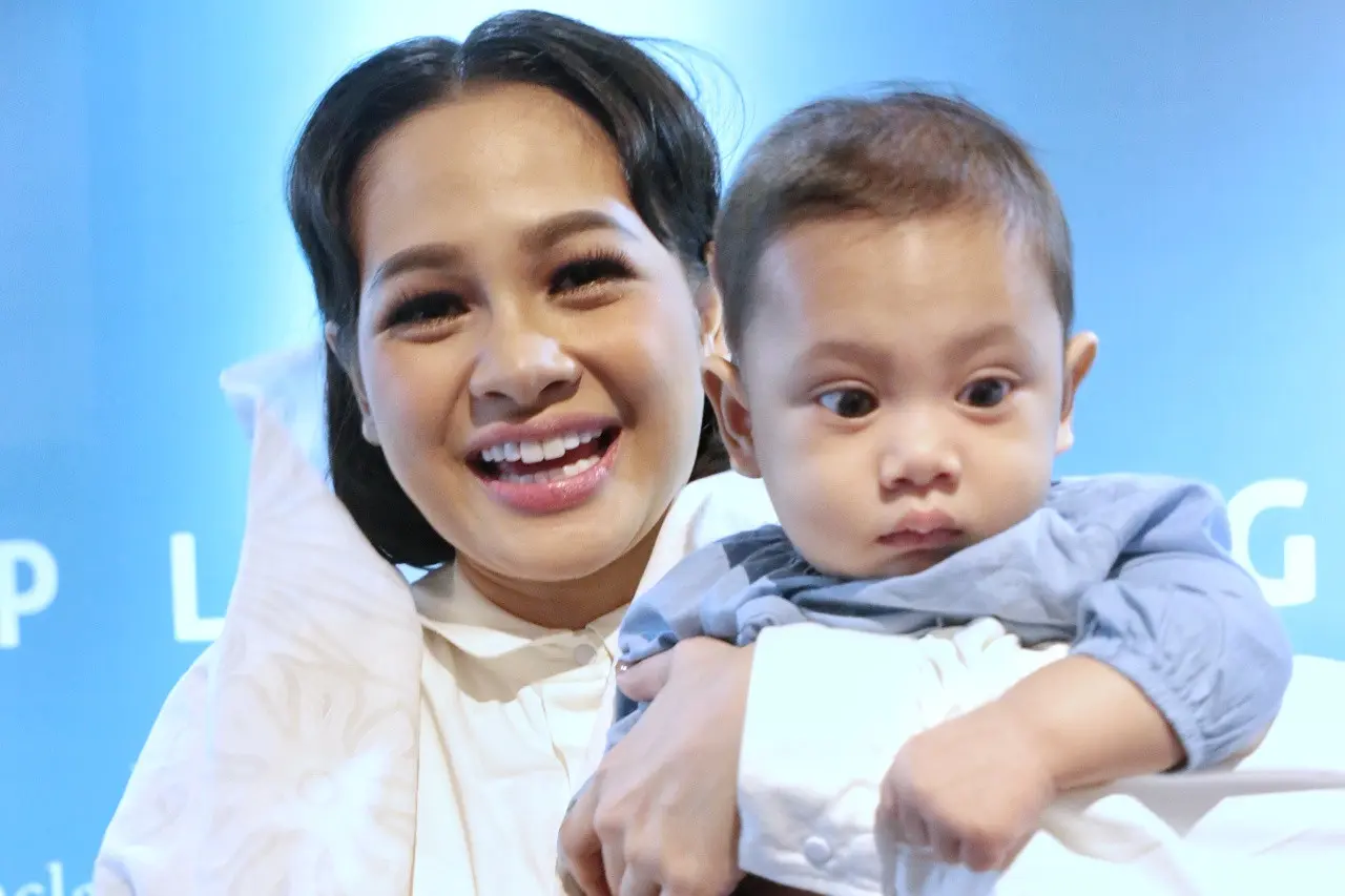 Andien bersama buah hatinya. (Adrian Putra/Bintang.com)