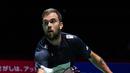 Tunggal putra  Denmark, Jan O Jorgensen mengembalikan kok ke Jonatan Christie dari Indonesia dalam babak semifinal Jepang Terbuka 2019  di Tokyo (27/7/2019). Jonatan Christie melaju ke final setelah menang 21-14 dan 21-14 atas Jan O Jorgensen. (AFP Photo/Toshifumi Kitamura)