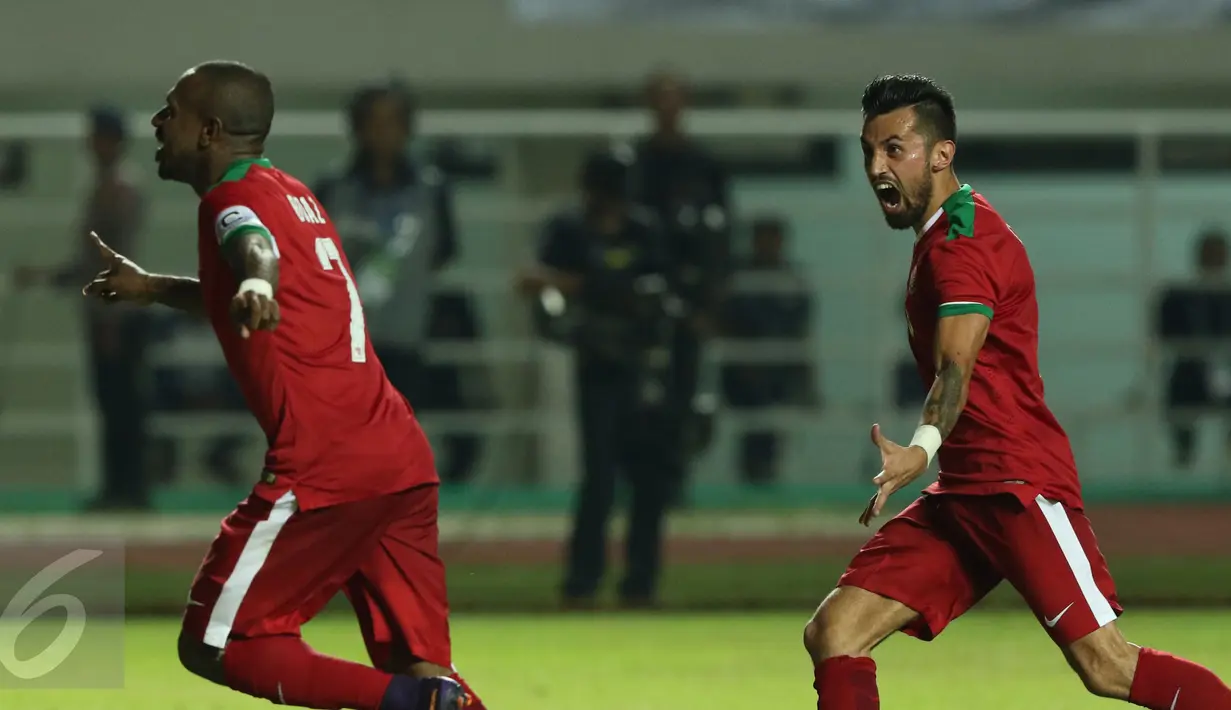 Gelandang Timnas Indonesia, Stefano Lilipaly (kiri) mengejar Boaz Salossa yang mencetak gol ke gawang Vietnam pada laga semifinal pertama Piala AFF 2016 di Stadion Pakansari, Bogor, Sabtu (3/12). Indonesia unggul 2-1. (Liputan6.com/Helmi Fithriansyah)