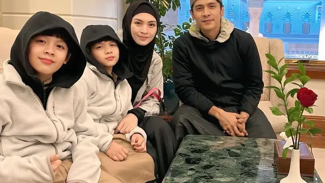 Tampilan Donita saat Umrah Bersama Keluarga di Awal 2025. [@donitabhubiy]