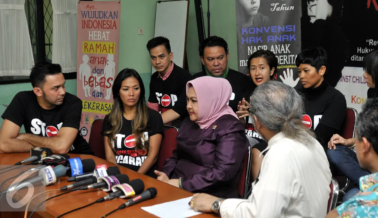 Suasana diskusi sejumlah selebriti dengan ketua Komnas PA, Arist Merdeka Sirait, Jakarta, Kamis (2/7/2015).  Kasus Angeline menjadi momentum untuk mencetuskan kampanye 'Stop Kekerasan Pada Anak'. (Liputan6.com/Panji Diksana)