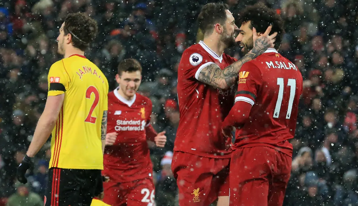 Pemain Liverpool merayakan gol yang dicetak Mohamed Salah ke gawang Watford pada laga Premier League di Stadion Anfield, Liverpool, Sabtu (17/3/2018). Liverpool menang 5-0 atas Watford. (AFP/Lindsey Parnaby)