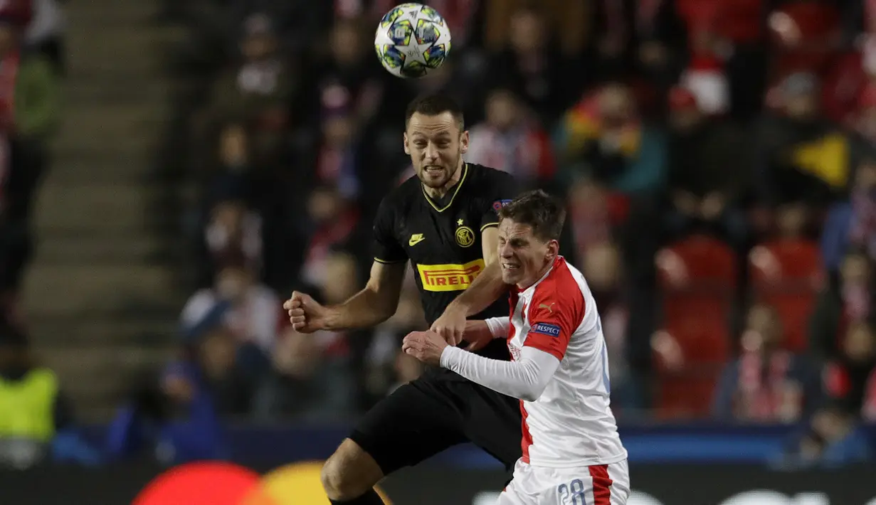 Bek Inter Milan, Stefan de Vrij berebut bola udara dengan pemain Slavia Praha, Lukas Masopust pada pertandingan Grup F Liga Champions di stadion Sinobo di Praha, Republik Ceko (27/11/2019). Inter Milan menang 3-1 atas Slavia Praha. (AP Photo/Petr David Josek)