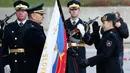 Mayor Jenderal Alenka Ermenc menerima bendera Tentara Slovenia saat upacara serah terima jabatan sebagai Panglima Militer di Ljubljana, Rabu (28/11). Ibu tiga anak itu sebelumnya menjabat sebagai Deputi Kepala Staf Militer. (AP/Darko Bandic)
