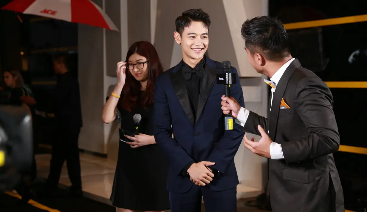 Kehadiran Minho SHINee ini sungguh menarik perhatian para penggemarnya, dan tak sedikit dari mereka yang histeris ketika melihat senyum musisi tampan ini. Namun ternyata, hal serupa juga dirasakan Minho sendiri. (Adrian Putra/Bintang.com)
