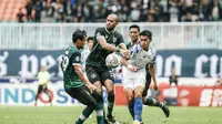 Pemain PSIS Semarang, Septian David Maulana, mendapat adangan dari para pemain Persikabo 1973 pada laga pekan ke-26 kompetisi BRI Liga 1 di Stadion Pakansari, Kabupaten Bogor, Selasa (21/2/2023). (DOK PSIS)