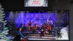 Seorang anak yang mengendarai sepeda berhenti untuk melihat etalase Natal di pusat perbelanjaan Printemps di Paris, Prancis, 22 November 2020. Deretan pusat perbelanjaan telah meluncurkan etalase Natal mereka meskipun masih tutup selama karantina wilayah kedua di seluruh Prancis. (Xinhua/Gao Jing)