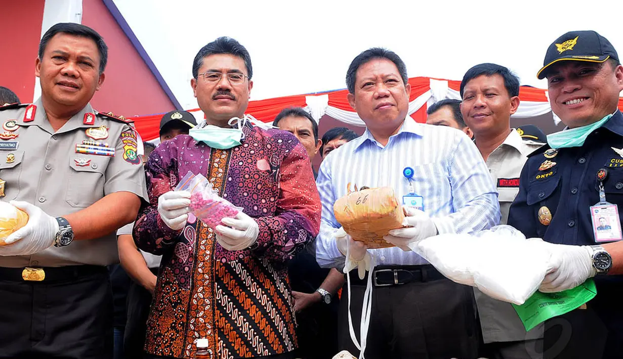 Acara ini dihadiri Kapolda Metro Jaya Irjen Polisi Dwi Priyatno, perwakilan Plt Gubernur DKI Jakarta Basuki Tjahaja Purnama, Ketua BNP DKI Jakarta Ali Johardi, serta Kepala KPP Bea Cukai Soetta, Tangerang, Kamis (19/6/14). (Liputan6.com/Faisal R Syam)