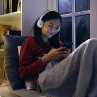 Wanita introvert memiiki cara sendiri untuk menikmati waktu luangnya/copyright shutterstock/Theera Disayarat