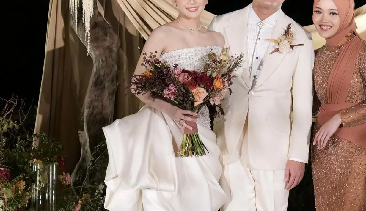 Soft bold makeup look dengan lisptik ombre mempercantik tampilan Putri Delina [@putridelinaa]