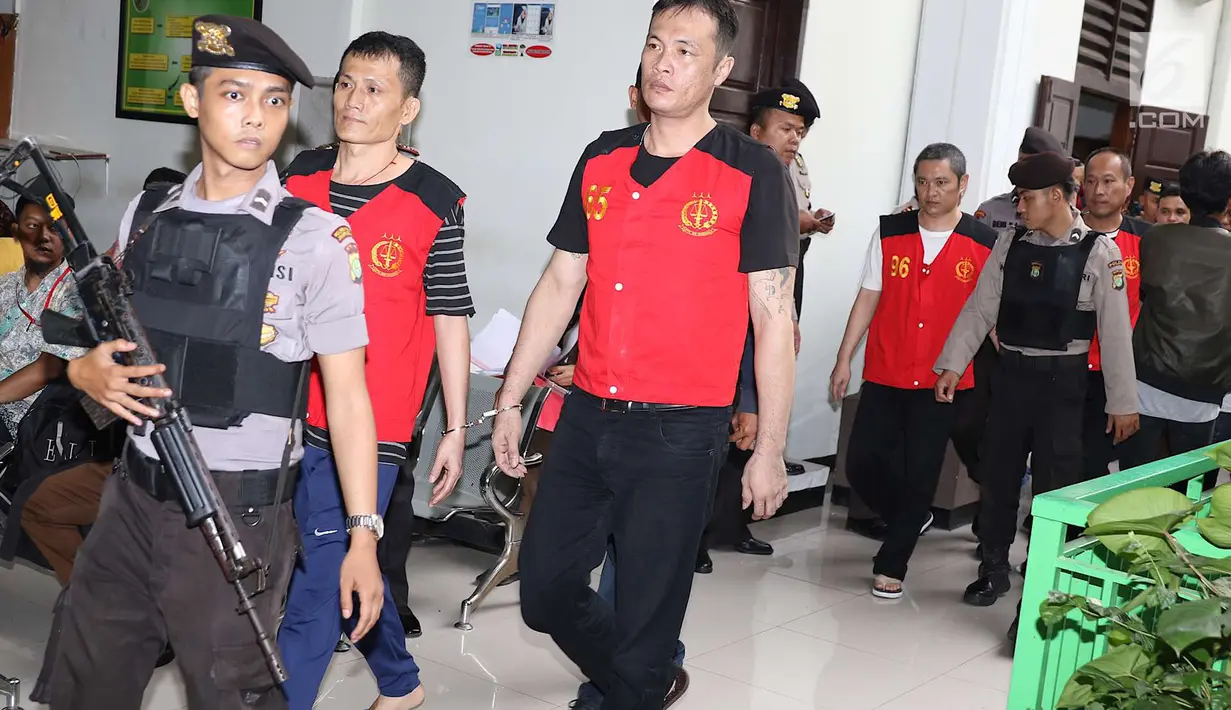Terdakwa kasus penyelundupan sabu dikawal petugas menuju ruang sidang di PN Jakarta Selatan, Kamis (26/4). Majelis Hakim Pengadilan Negeri Jakarta Selatan menjatuhi hukum mati kepada delapan terdakwa. (Liputan6.com/Immanuel Antonius)