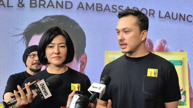 Direktur Sido Muncul, Maria Reviani Hidayat dan Brand Ambassador Tolak Angin, Nicholas Saputra.