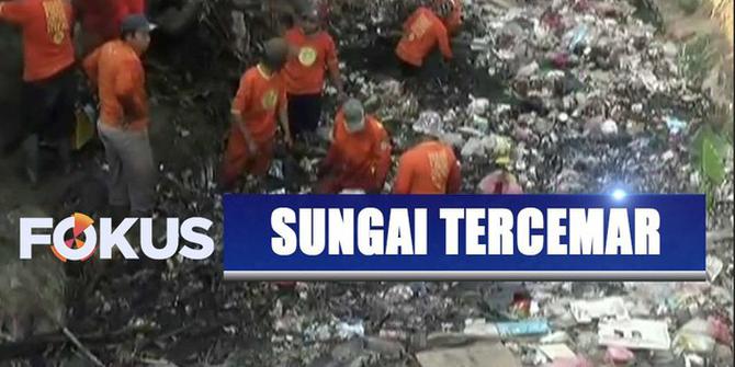 Puluhan Petugas Bersihkan Sampah Menumpuk di Kali Kabupaten Bekasi