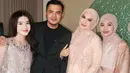 Irish Bella untuk pertama kalinya membagikan momen kondangan bersama keluarga barunya. Dengan senyum semringah, Irish tampak menggandeng suaminya yang berpenampilan rapi mengenakan setelan jas hitam. Sementara, penampilannya tampak senada dengan dua anak sambungnya. (Liputan6.com/IG/@_irishbella_)