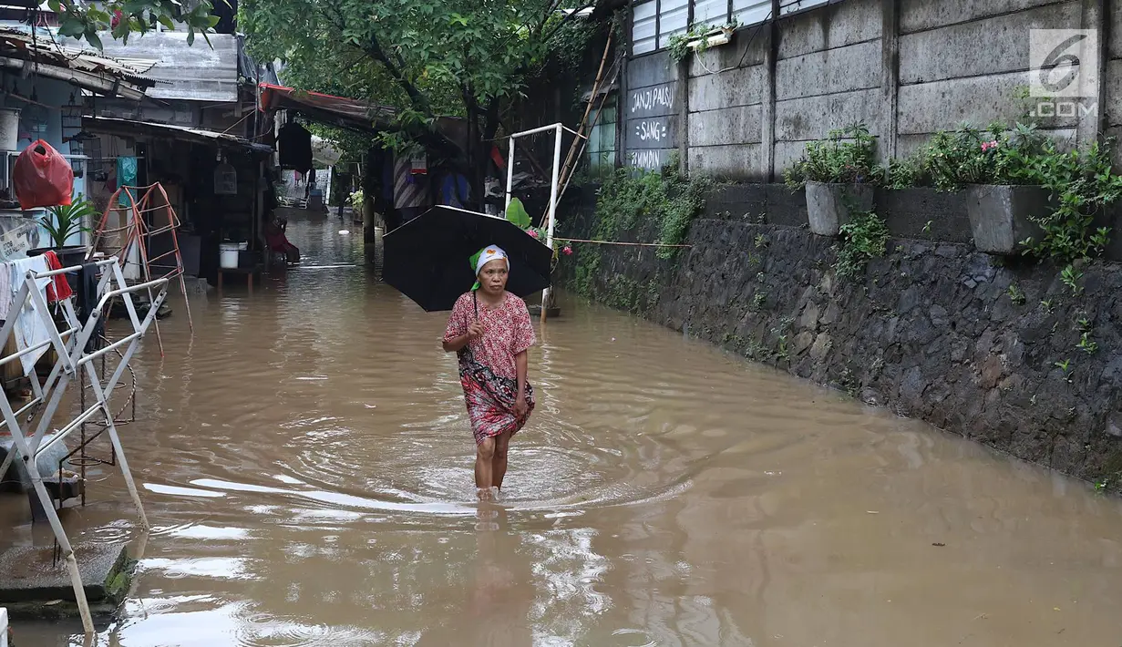 Warga melintasi banjir yang menggenangi kawasan Cilandak Timur, Jakarta Selatan, Selasa (22/1). Hujan deras yang mengguyur Jakarta dan sekitarnya sejak pagi menyebabkan banjir di sejumlah sudut Ibu Kota. (Liputan6.com/Immanuel Antonius)