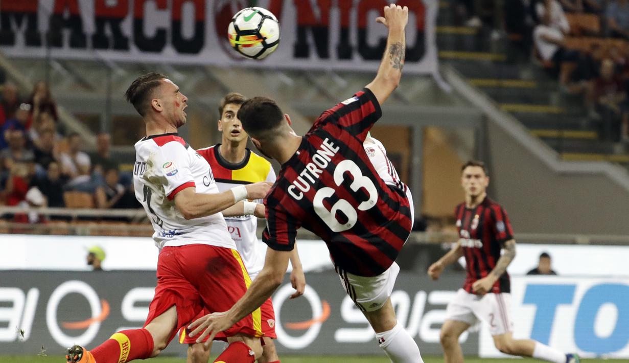 Pemain Benevento, Gaetano Letizia (kiri) mencoba menghalau tembakan salto pemain AC Milan, Patrick Cutrone pada laga Serie A di San Siro stadium, Milan, (21/4/2018). AC Milan kalah 0-1. (AP/Luca Bruno)