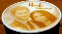 Kopi Capuccino dengan latte art gambar Pangeran Harry dan Meghan Markle di atasnya yang disajikan kedai kopi di Windsor, 15 Mei 2018. Inggris sedang mempersiapkan pernikahan Harry dan Meghan pada 19 Mei mendatang di Windsor Castle. (AP/Frank Augstein)