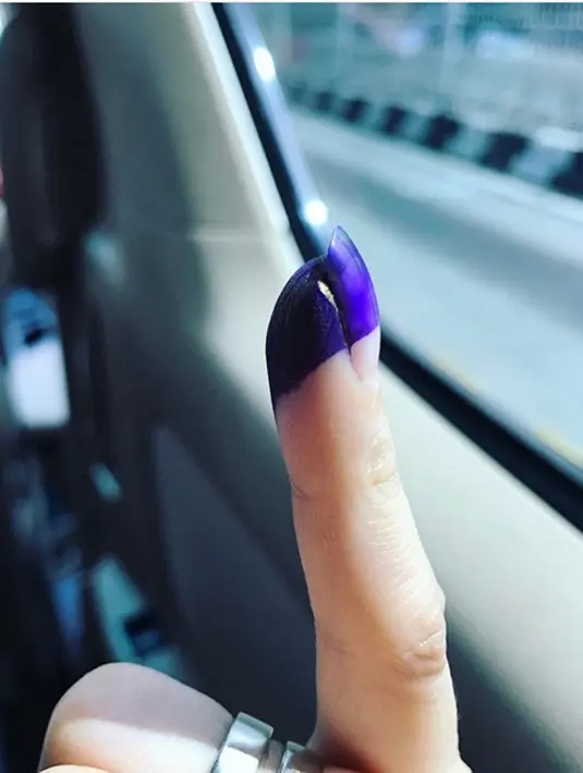 Ajakan menggunakan hak pilih juga dari presenter Fenita Arie. Sambil menunjukkan jari yang dicelupkan dalam tinta usai mencoblos. "Ayooo gunakan hak suara kamuu.. GOLPUT brarti ga gaul..," tulisnya. (dok. Instagram)