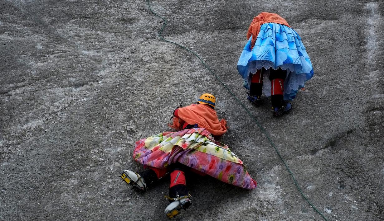 Perempuan adat Aymara berlatih di gunung Huayna Potosi di La Paz, Bolivia,( 6/4). Sebanyak 12 perempuan Suku Aymara rata-rata berusia 42-50 tahun ini berhasil menaklukkan puncak Gunung Huayna Potosi dan Illimani. (REUTERS/David Mercado)