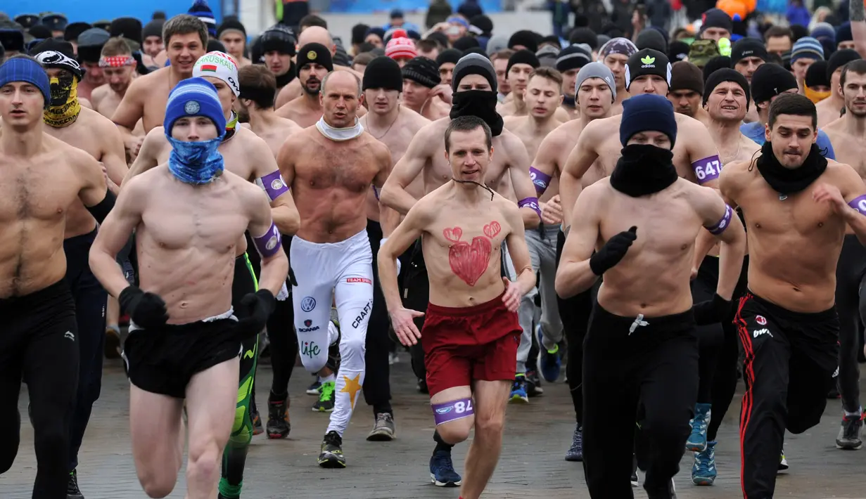 Ratusan pria berlari dengan setengah telanjang dalam acara "Real men's race" di Minsk, Belarusia, Kamis (23/2). Meski tampak bertelanjang dada, para pria tersebut tetap mengenakan topi untuk menghalau suhu yang cukup dingin. (Sergei GAPON/AFP)