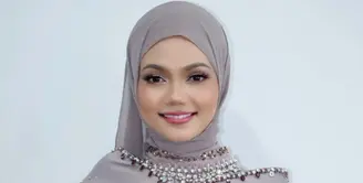Seperti inilah penampilan Rina Nose saat impersonate gaya penyanyi Malaysia, Siti Nurhaliza. [Foto: IG/rinanose16].