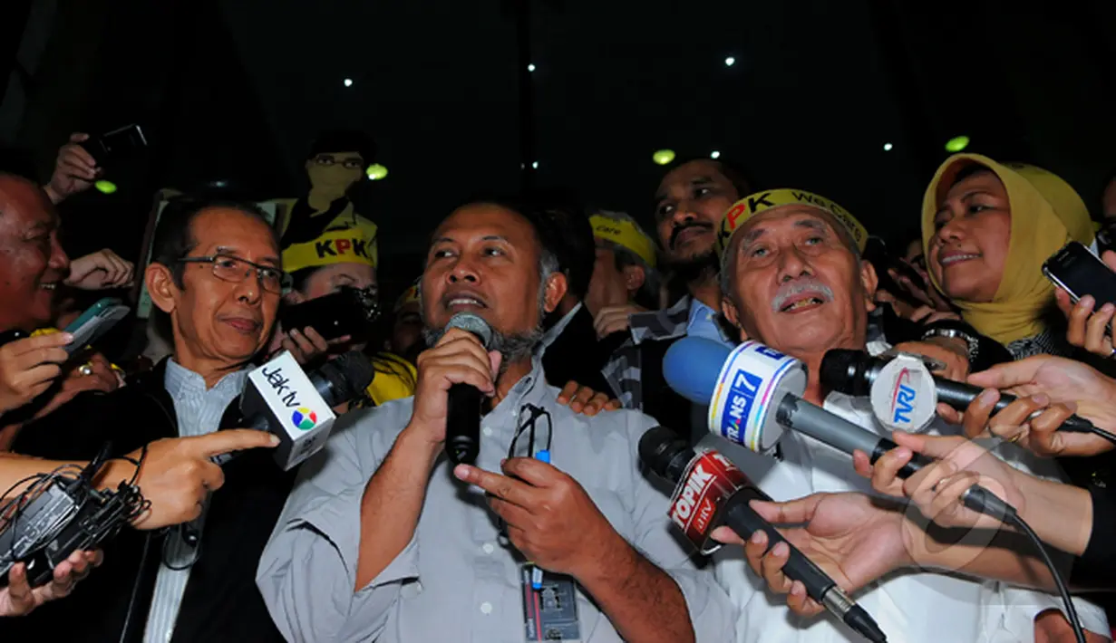 Bambang Widjojanto menjawab pertanyaan wartawan usai melakukan pertemuan dengan  civitas akademika seluruh Indonesia, Jakarta, Rabu (18/2/2015). (Liputan6.com/Faisal R Syam)