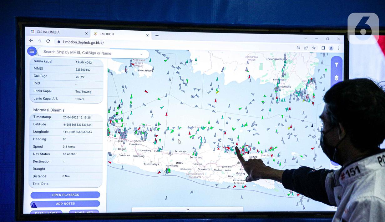 <p>Petugas memperhatikan cctv jalur mudik melalui layar command centre sebagai pusat informasi mudik 2022 di Gedung Kemenhub, Jakarta, Senin (25/5/2022). Command centre ini bisa berkoordinasi dengan cepat tanggap terkait dengan situasi yang ada dan masyarakat nantinya akan mendapatkan kemudahan dalam mengakses informasi. (Liputan6.com/Faizal Fanani)</p>