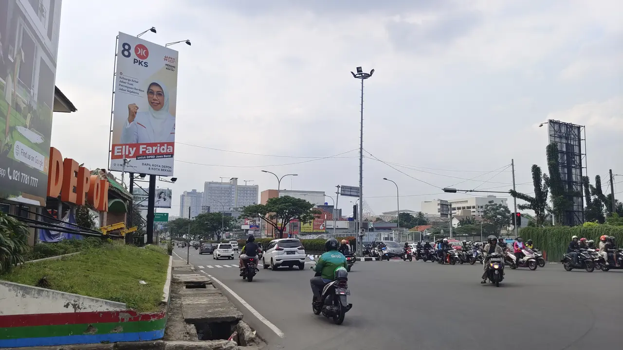 Alat peraga kampanye yang terpasang di Jalan Raya Margonda, Kota Depok.