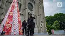 Personel Brimob melakukan penjagaan saat penyisiran di Gereja Katedral, Jakarta, Jumat (24/12/2021). Sterilisasi sejumlah gereja juga untuk memberi rasa aman kepada jemaat yang akan melakukan rangkaian ibadah Natal. (Liputan6.com/Faizal Fanani)
