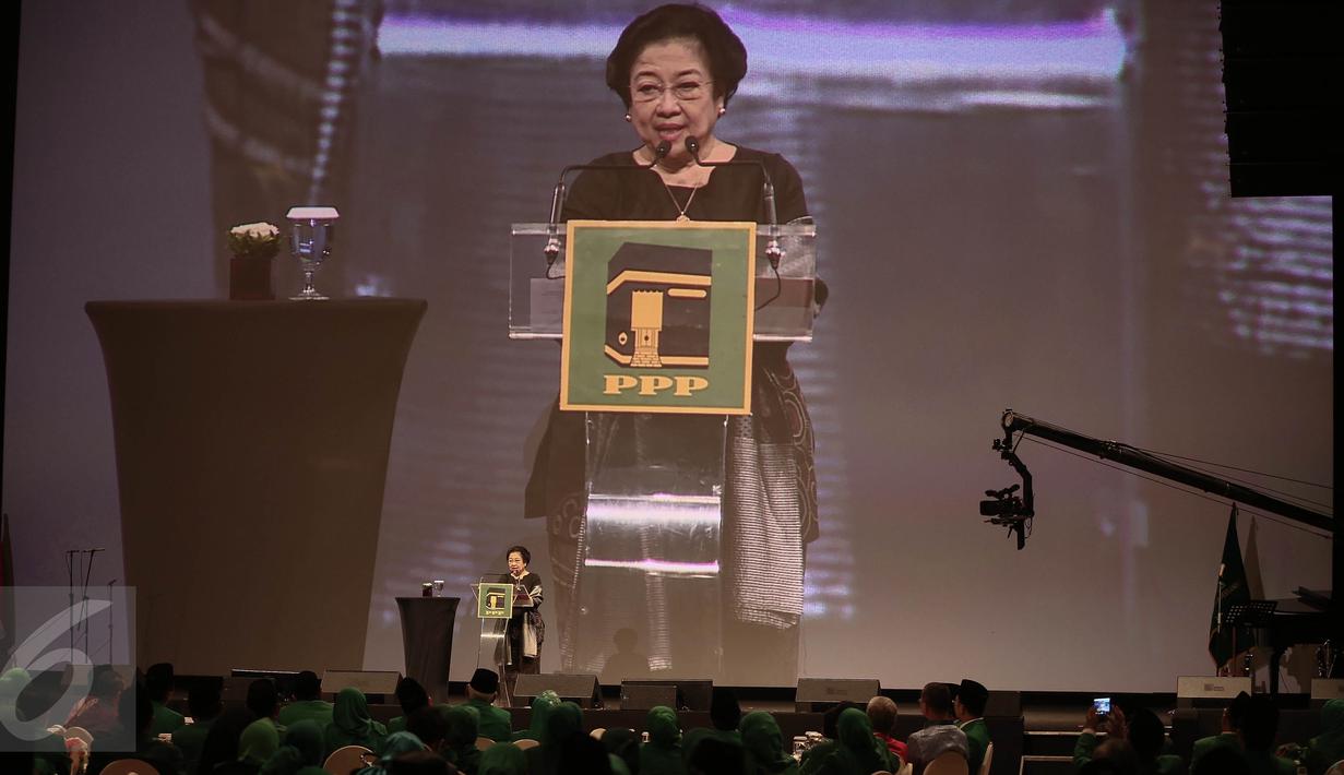Mantan presiden RI ke- 5 Megawati Soekarnoputri berpidato dalam memperingati 18 tahun Reformasi, 108 tahun Kebangkitan Nasional, serta Pelantikan Pengurus DPP PPP 2016-2021di Jakarta, Jumat (20/5/2016). (Liputan6.com/Faizal Fanani)
