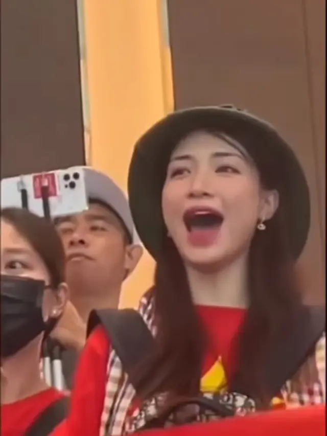 Potret Hoa Minzy Penyanyi Vietnam yang Jadi Suporter di SEA Games 2023