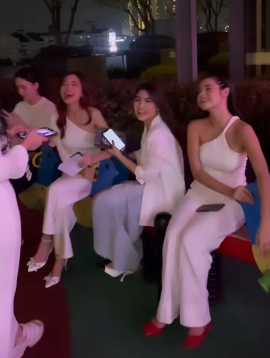 Ia memadukan atasan tersebut, dengan bawahan celana panjang putih dan flat shoes merahnya. [@fadlyfsl_]