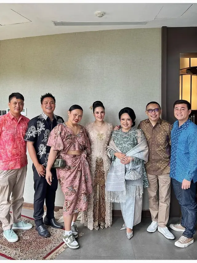 6 Potret Pertunangan Chelsea Islan dan Rob Clinton, Digelar Tertutup Hanya Dihadiri Keluarga