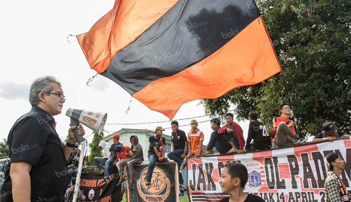 Memang kapasitas Stadion Bea Cukai terlalu kecil untuk menampung ribuan The Jakmania yang ingin menyaksikan langsung laga uji coba melawan Barito Putera itu. (Bola.com/Vitalis Yogi Trisna)
