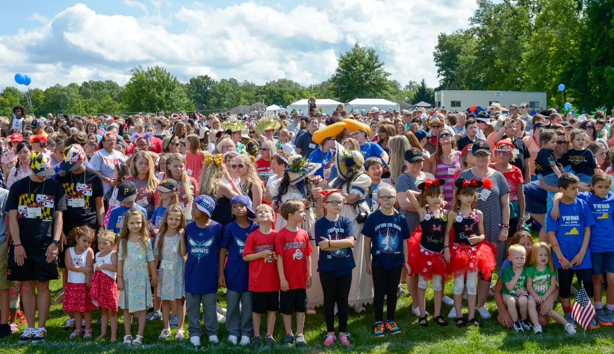 Sejumlah pasangan kembar bersiap untuk melakukan sesi foto dalam Festival Twins Days tahunan ke-42 di Twinsburg, Ohio (5/8). Festival ini telah diadakan ke-42 kalinya dan terbesar di dunia. (AFP Photo/Dustin Franz)